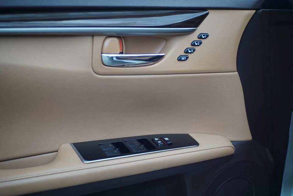 2017 Lexus ES 6th Gen - Image 10 of 20