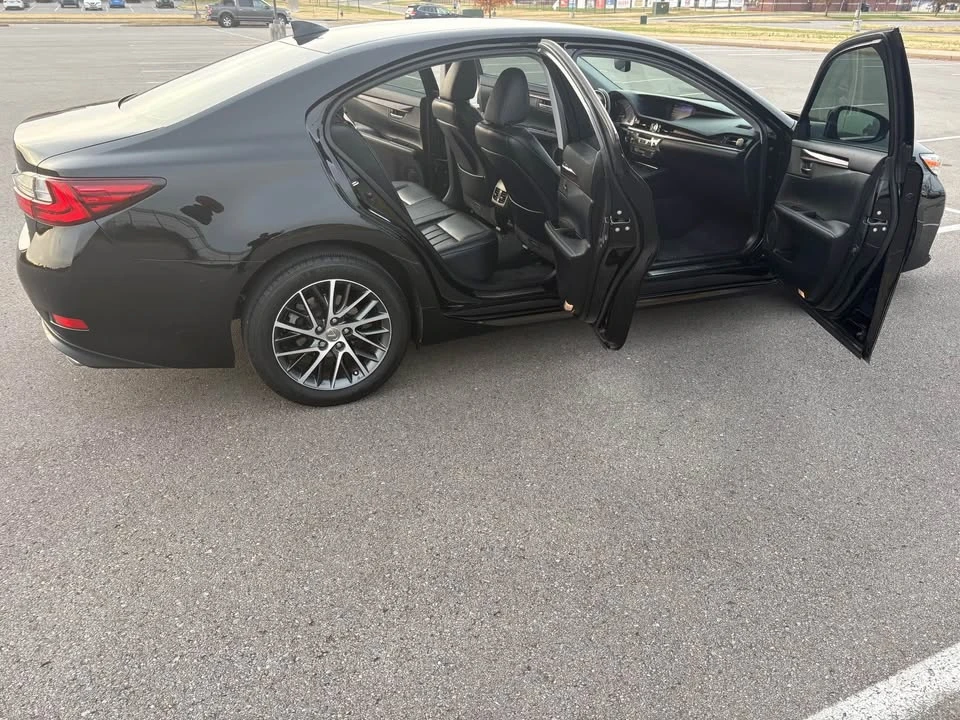 2017 Lexus ES 6th Gen - Image 6 of 10
