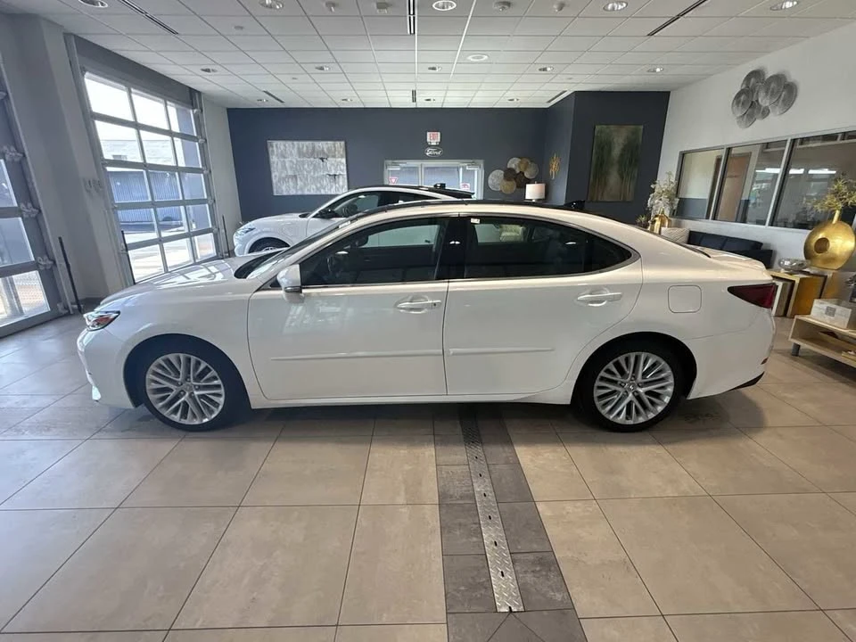 2017 Lexus ES 6th Gen - Image 4 of 10