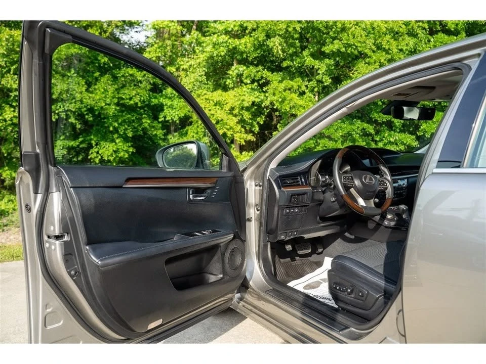 2017 Lexus ES 6th Gen - Image 17 of 19