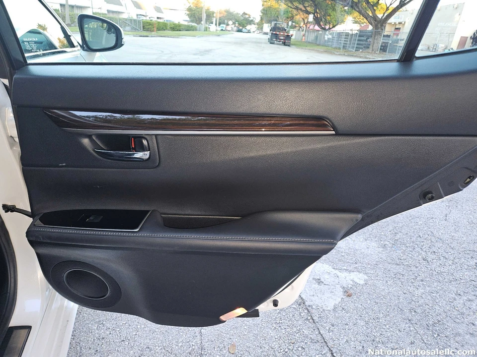 2017 Lexus ES 6th Gen - Image 15 of 21