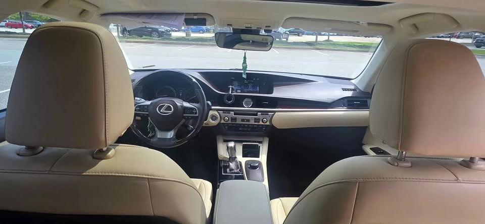 2017 Lexus ES 6th Gen - Image 9 of 10
