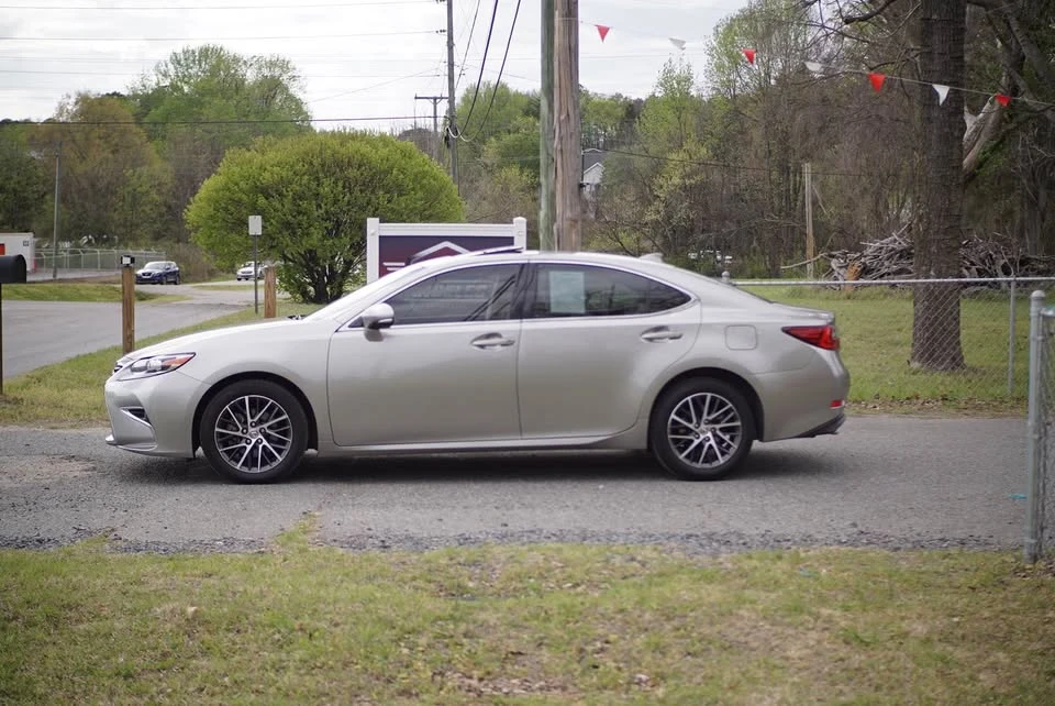 2017 Lexus ES 6th Gen - Image 12 of 19