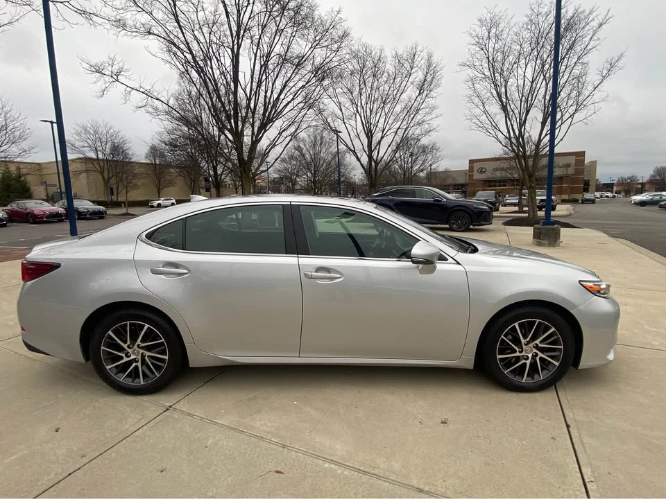 2017 Lexus ES 6th Gen - Image 3 of 4