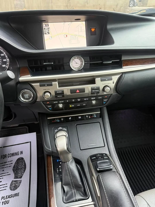 2017 Lexus ES 6th Gen - Image 17 of 18
