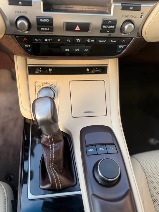 2017 Lexus ES 6th Gen - Image 12 of 17