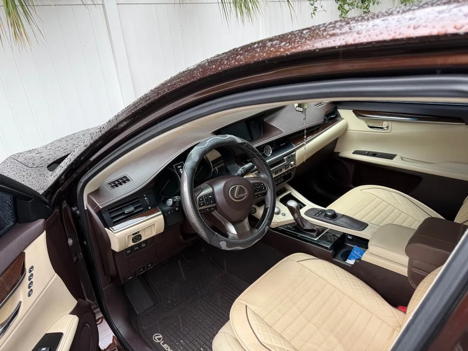 2017 Lexus ES 6th Gen - Image 10 of 16