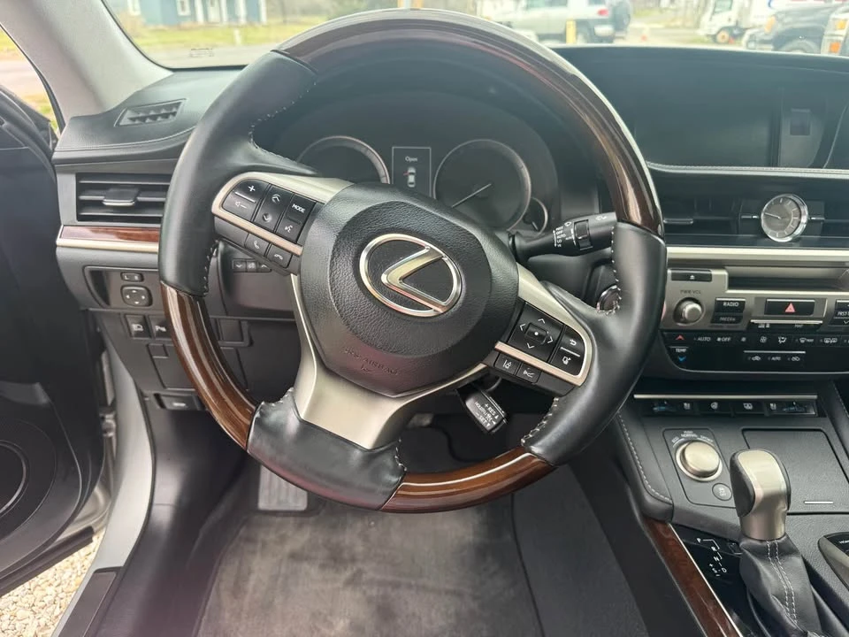 2017 Lexus ES 6th Gen - Image 9 of 17