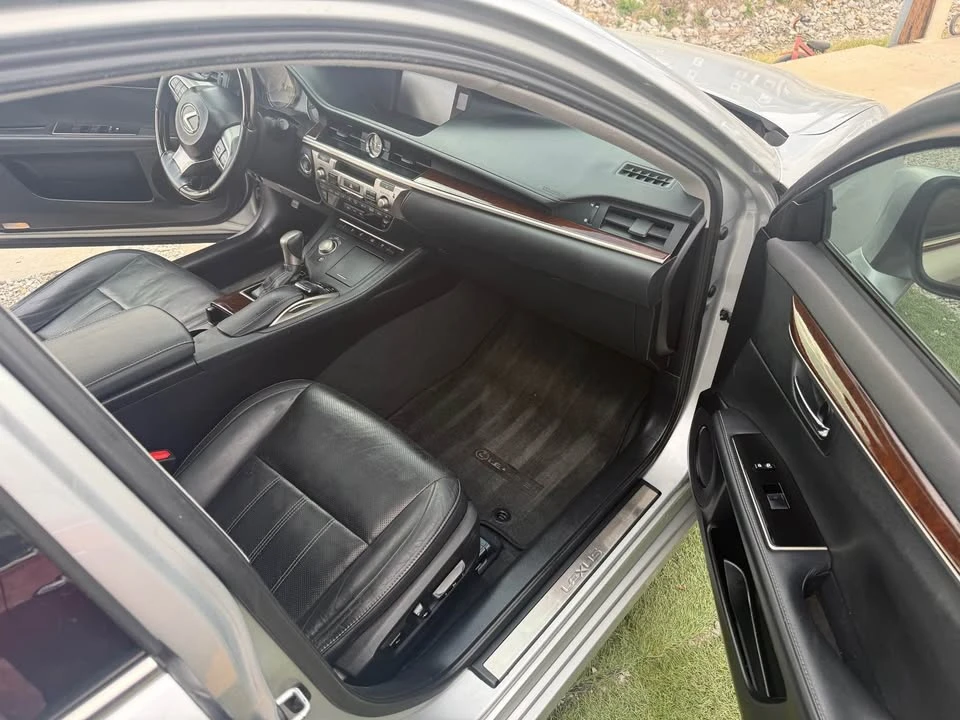 2017 Lexus ES 6th Gen - Image 15 of 17