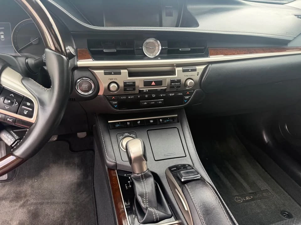 2017 Lexus ES 6th Gen - Image 10 of 17