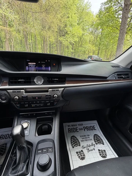 2017 Lexus ES 6th Gen - Image 11 of 12
