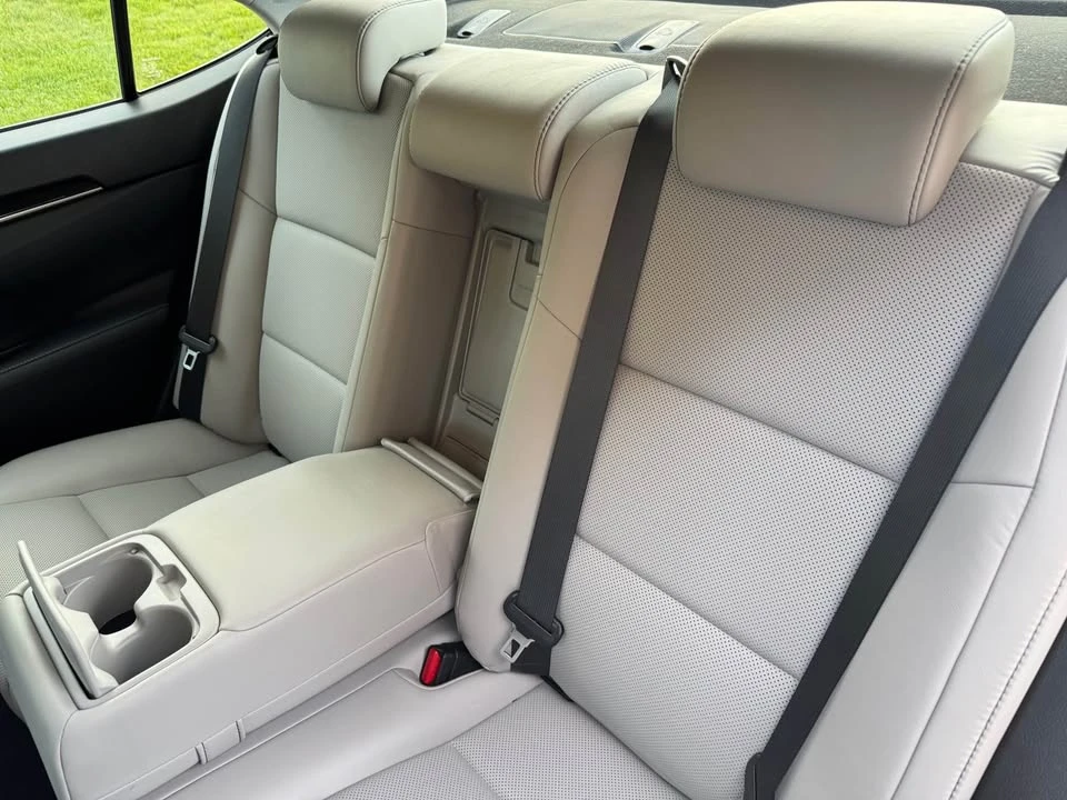 2017 Lexus ES 6th Gen - Image 14 of 19