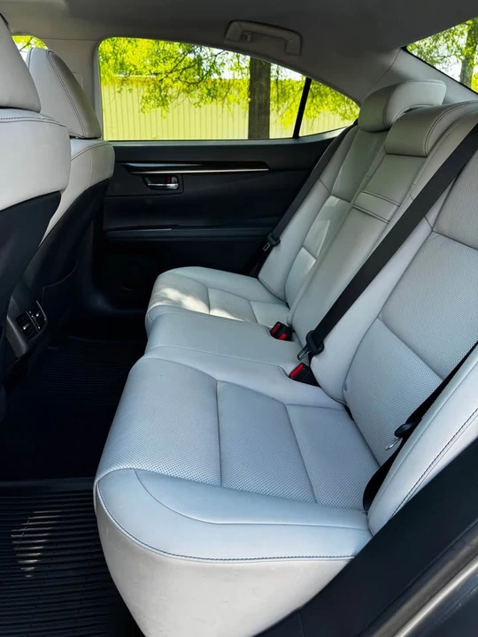 2017 Lexus ES 6th Gen - Image 11 of 18