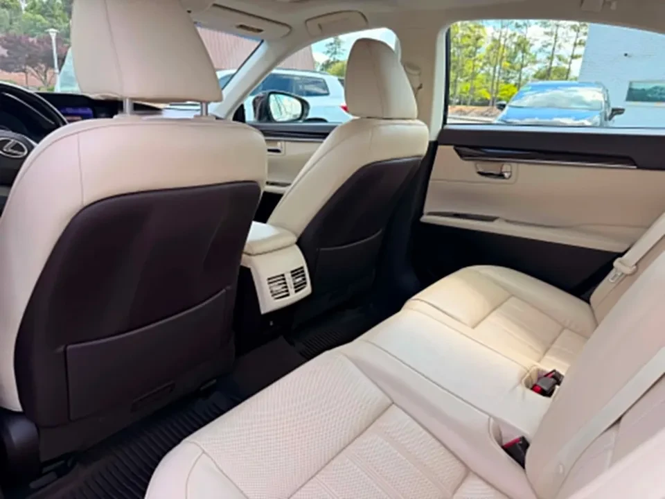 2017 Lexus ES 6th Gen - Image 14 of 17