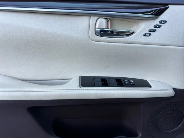 2017 Lexus ES 6th Gen - Image 11 of 12