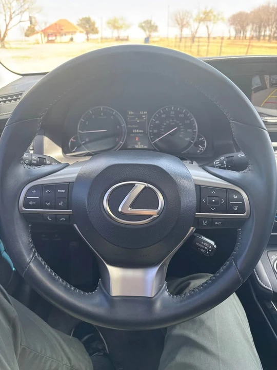 2017 Lexus ES 6th Gen - Image 9 of 13