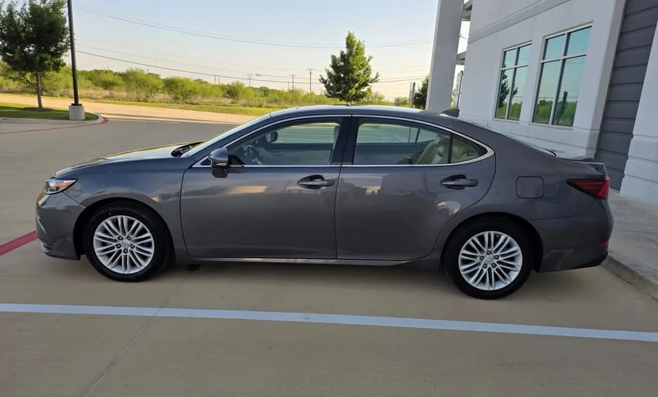 2017 Lexus ES 6th Gen - Image 11 of 19