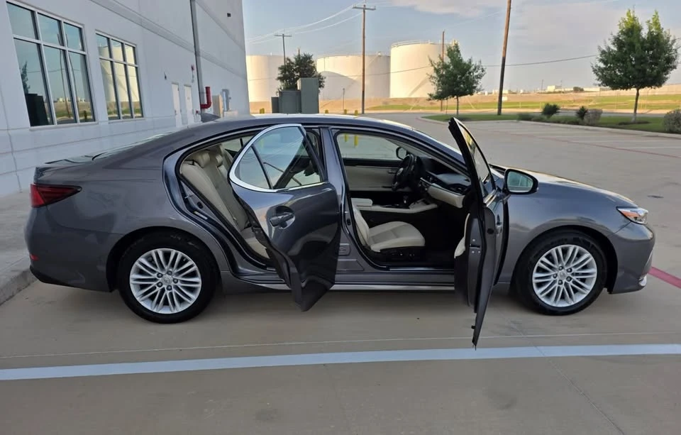 2017 Lexus ES 6th Gen - Image 13 of 19