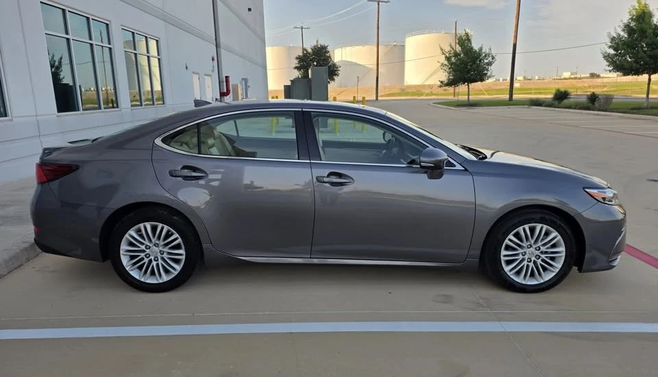 2017 Lexus ES 6th Gen - Image 10 of 19