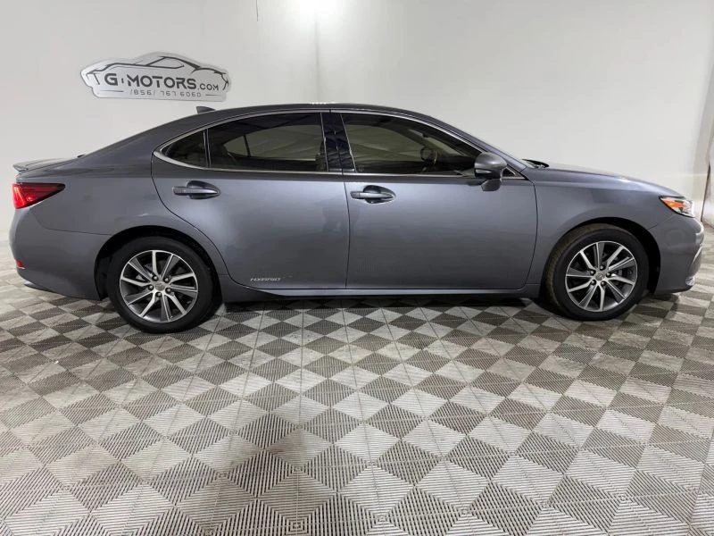 2017 Lexus ES 6th Gen - Image 11 of 12