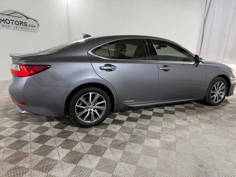 2017 Lexus ES 6th Gen - Image 10 of 12