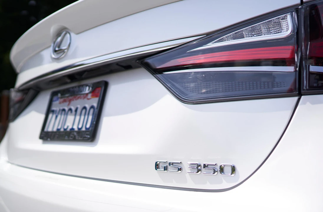 2017 Lexus GS 4th Gen - Image 16 of 31