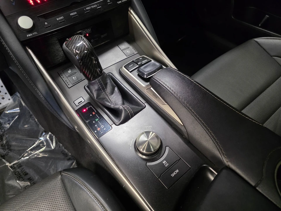 2017 Lexus IS 3rd Gen - Image 28 of 31