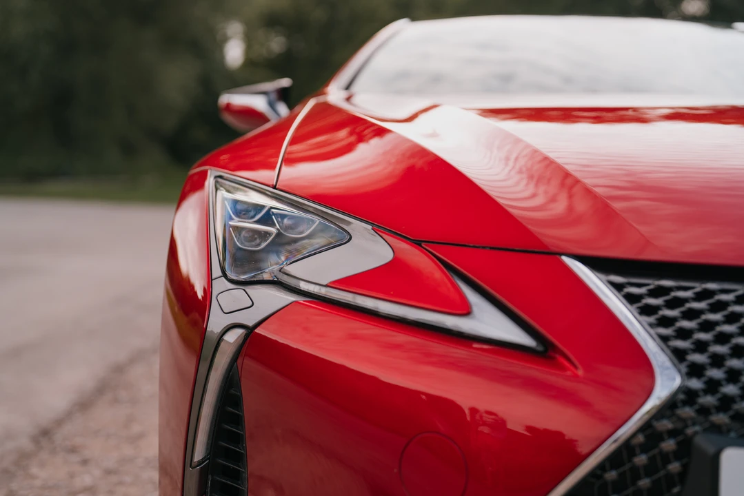 2017 Lexus LC - Image 24 of 31