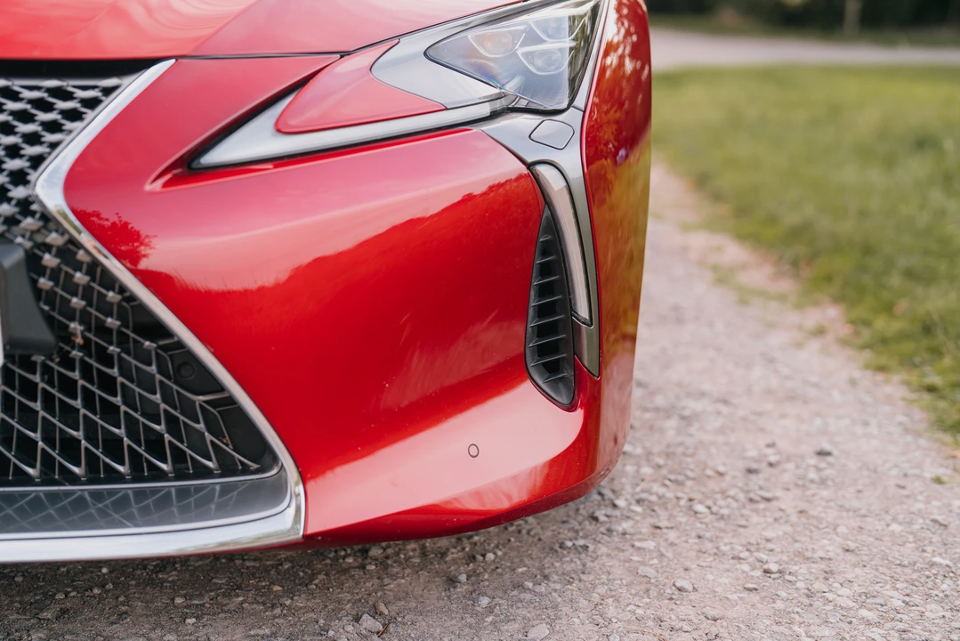 2017 Lexus LC - Image 28 of 31