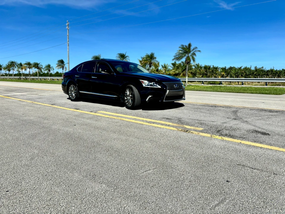 2017 Lexus LS 4th Gen - Image 24 of 31