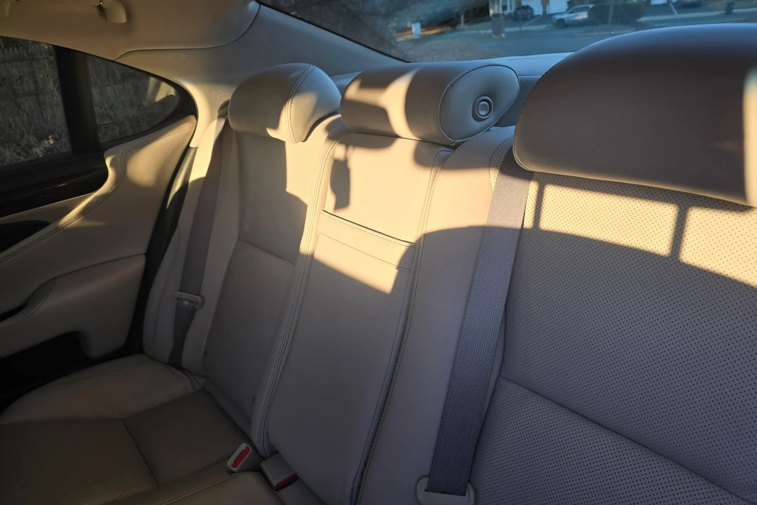 2017 Lexus LS 4th Gen - Image 24 of 31