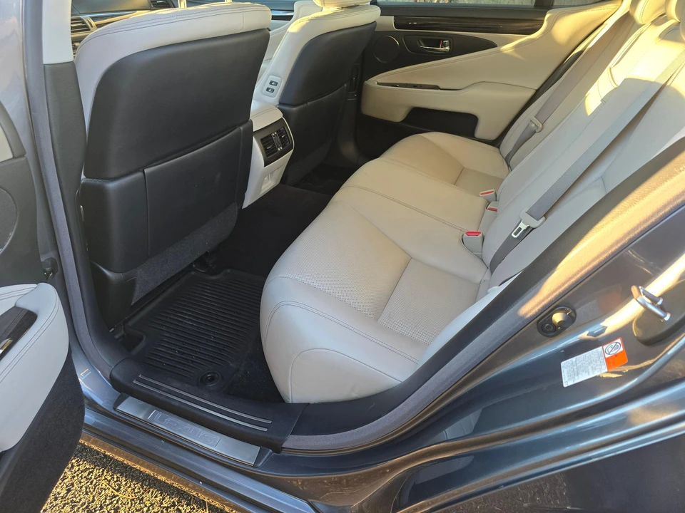 2017 Lexus LS 4th Gen - Image 28 of 31