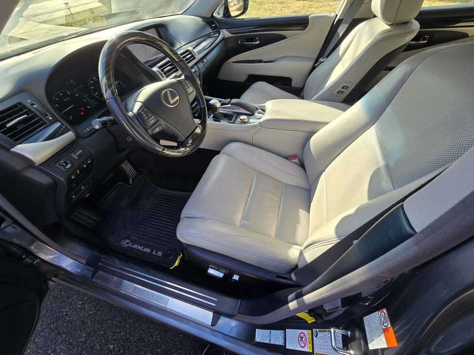 2017 Lexus LS 4th Gen - Image 26 of 31