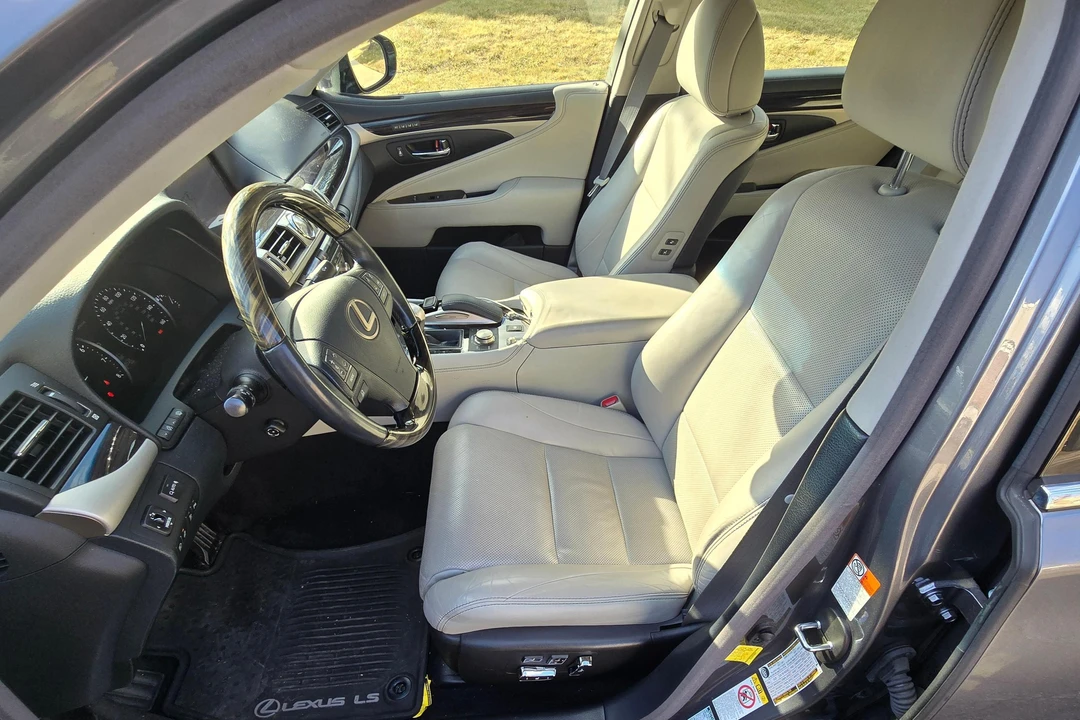 2017 Lexus LS 4th Gen - Image 23 of 31