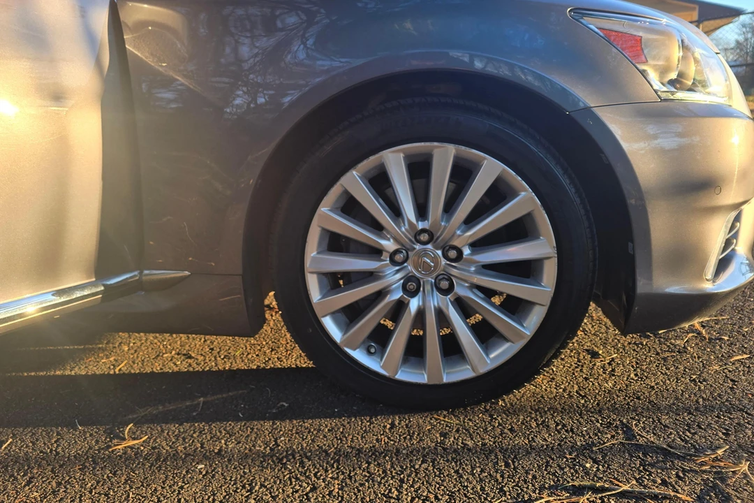 2017 Lexus LS 4th Gen - Image 21 of 31