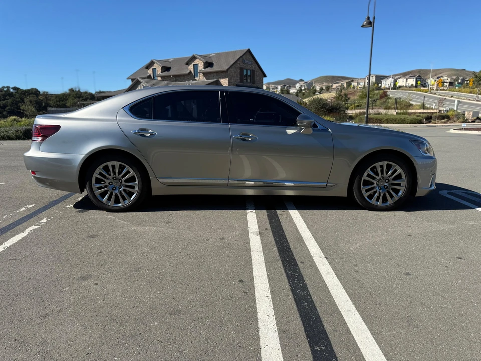 2017 Lexus LS 4th Gen - Image 12 of 31