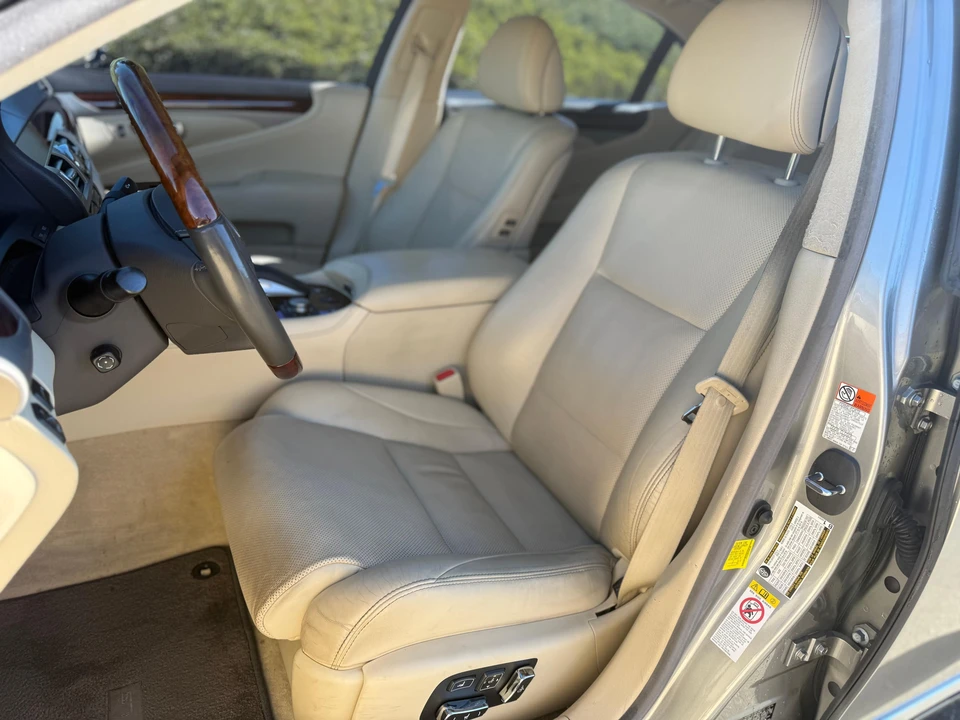 2017 Lexus LS 4th Gen - Image 26 of 31