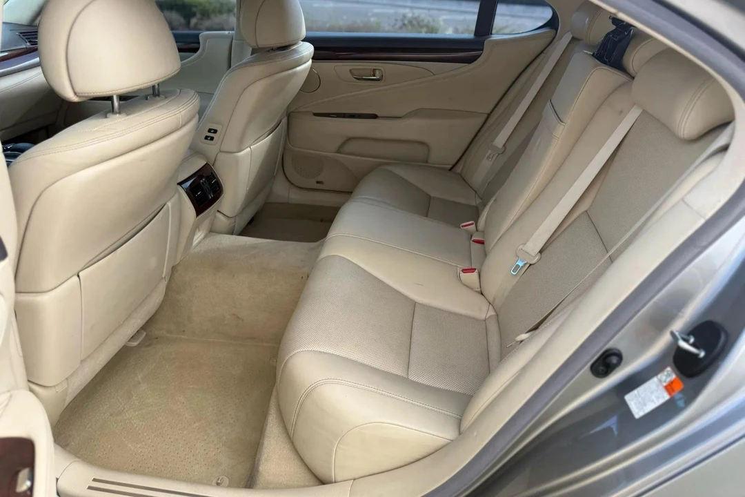 2017 Lexus LS 4th Gen - Image 24 of 31