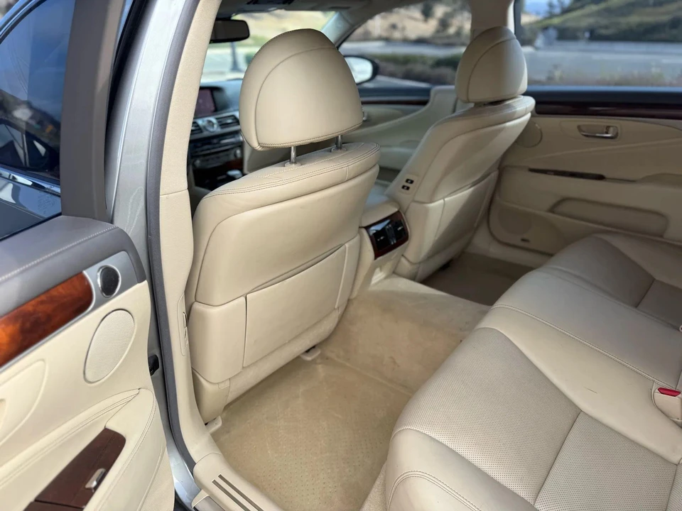 2017 Lexus LS 4th Gen - Image 29 of 31