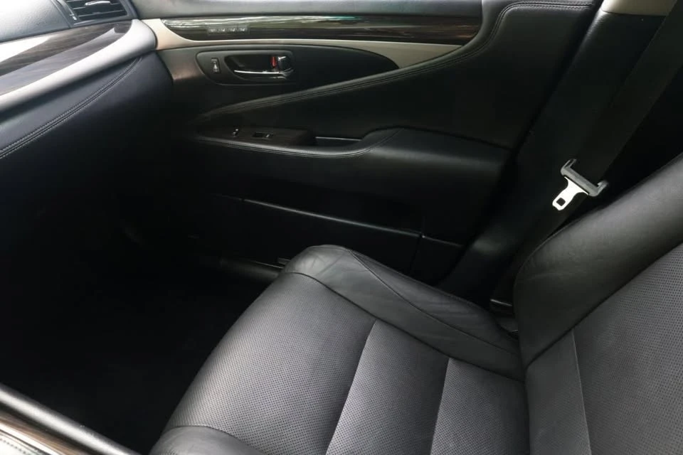 2017 Lexus LS 4th Gen - Image 15 of 20