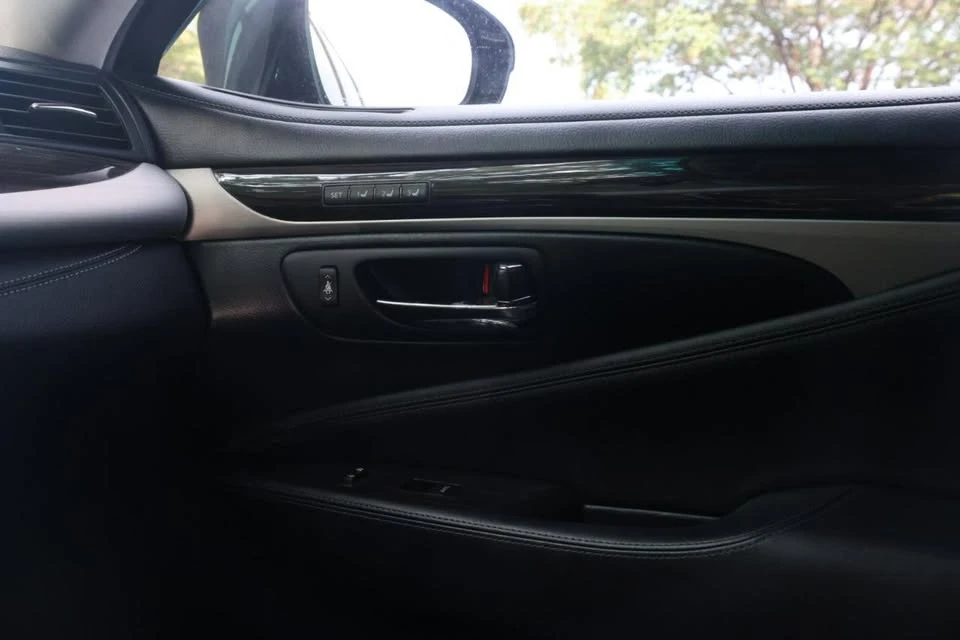 2017 Lexus LS 4th Gen - Image 16 of 20