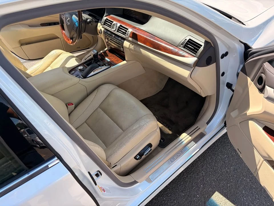 2017 Lexus LS 4th Gen - Image 12 of 13