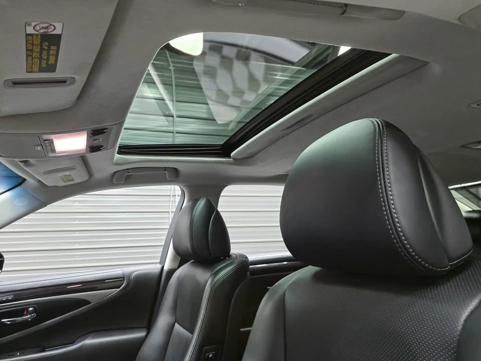 2017 Lexus LS 4th Gen - Image 17 of 18