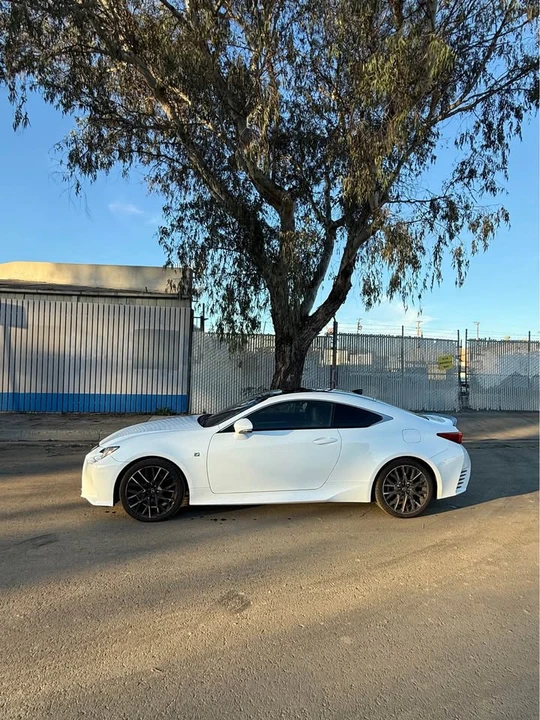 2017 Lexus RC - Image 10 of 11