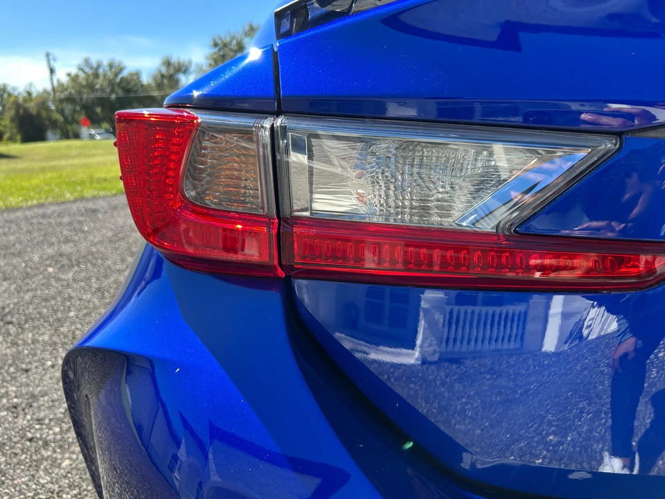 2017 Lexus RC F - Image 23 of 31