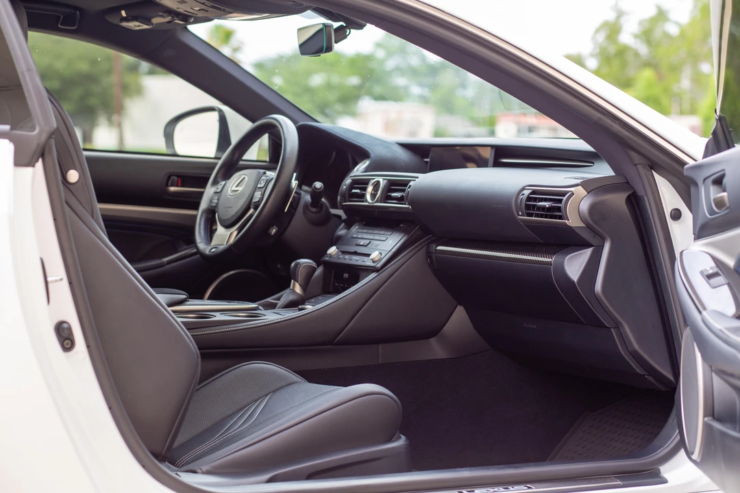 2017 Lexus RC F - Image 28 of 31
