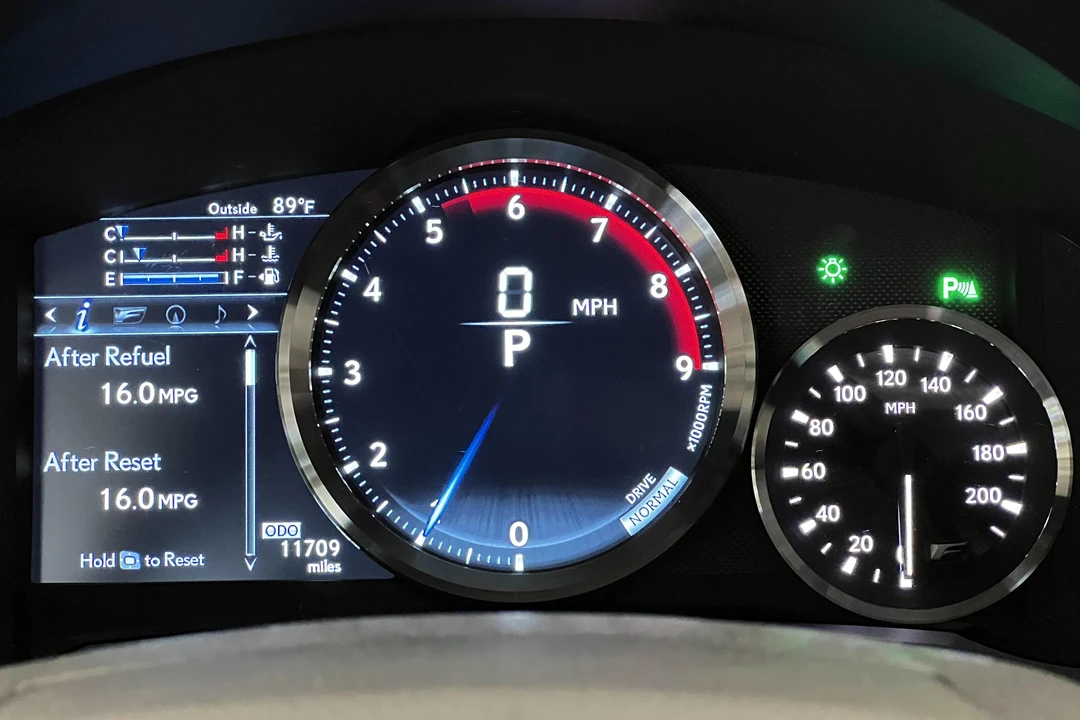 2017 Lexus RC F - Image 26 of 31