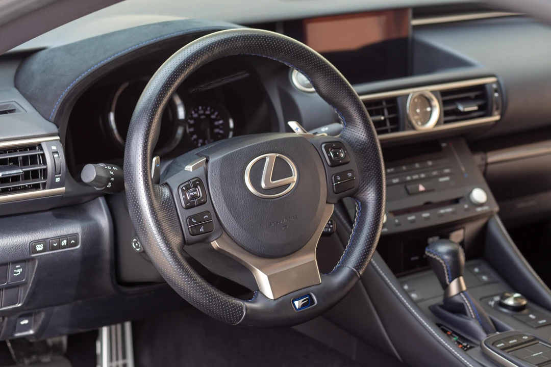 2017 Lexus RC F - Image 23 of 31