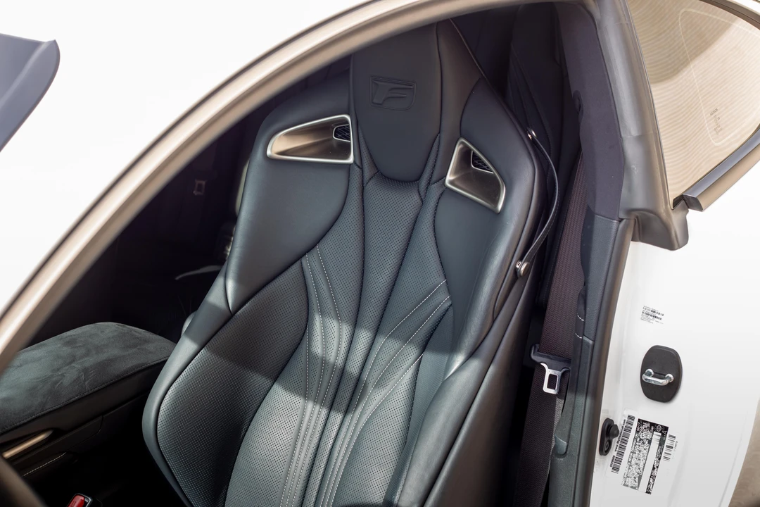 2017 Lexus RC F - Image 27 of 31