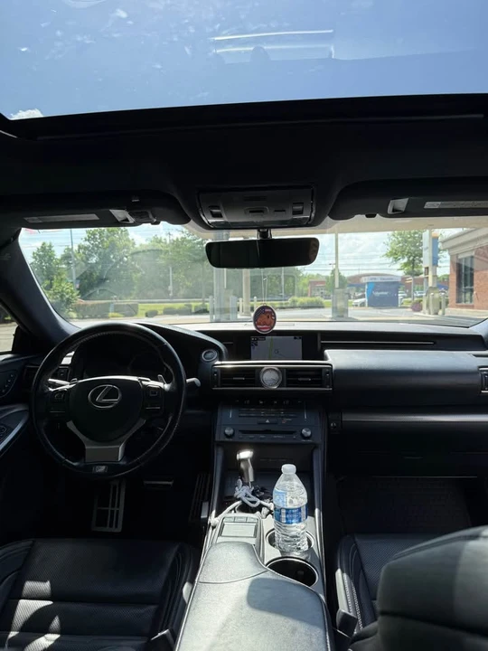 2017 Lexus RC - Image 7 of 10